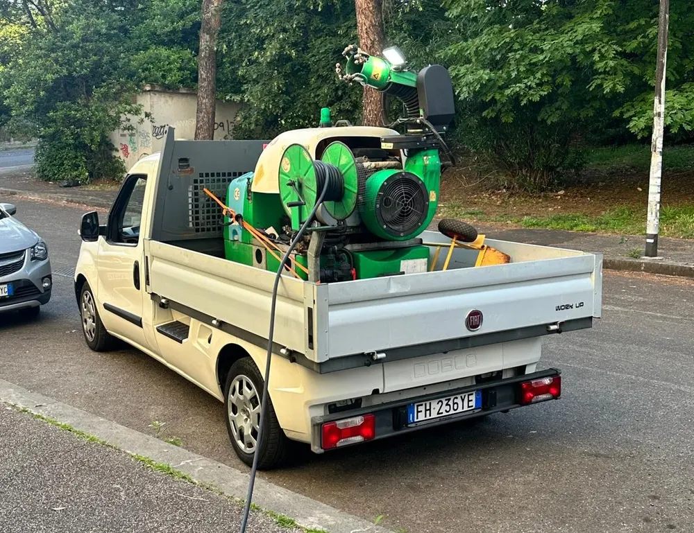 Mezzo attrezzato con nebulizzatore professionale
